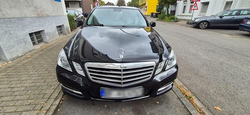 Schwarz Gebraucht 2012 Mercedes E250 Limousine | 10.995 € (Fairer Preis) - Bild 1/4
