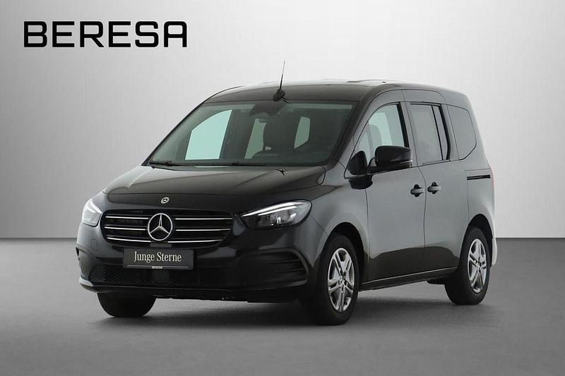 Schwarz Gebraucht 2023 Mercedes T180 Van / Kleinbus | 25.480 € (Guter Preis) - Bild 1/4
