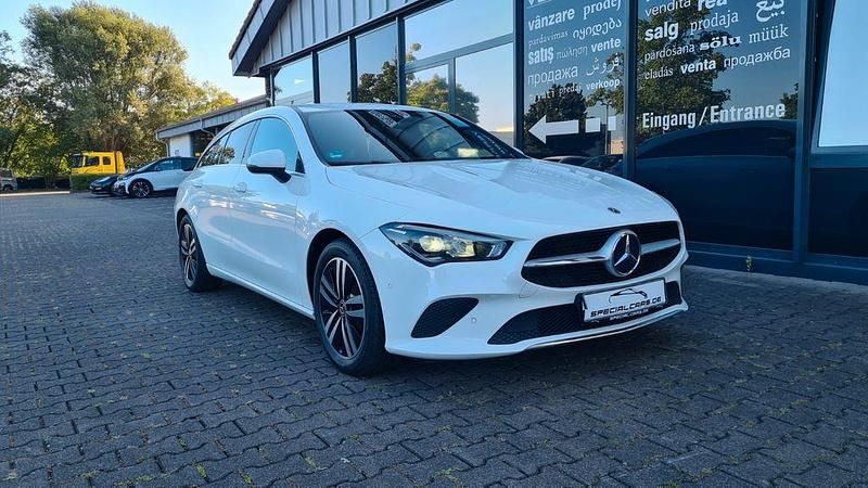 Weiß Gebraucht 2020 Mercedes CLA180 Shooting Brake Kombi | 16.890 € (Guter Preis) - Bild 1/4
