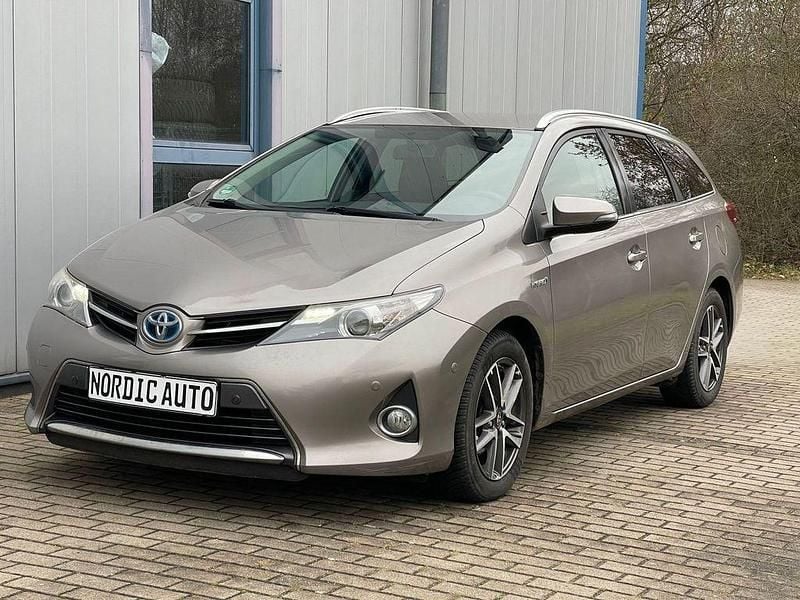Grau Gebraucht 2015 Toyota Auris Touring Sports Edition Kombi | 7.995 € (Guter Preis) - Bild 1/4