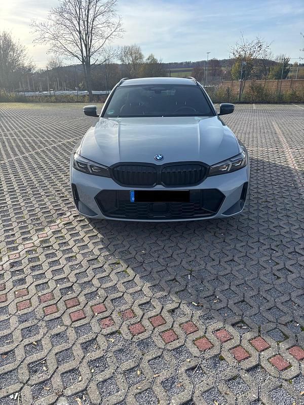 Grau Gebraucht 2024 BMW 330e Kombi | 44.990 € (Teuer) - Bild 1/4