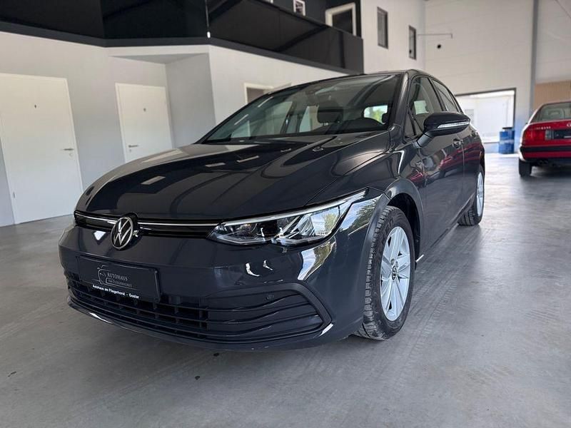 Grau Gebraucht 2022 VW Golf VIII Life Limousine | 22.450 € (Fairer Preis) - Bild 1/4