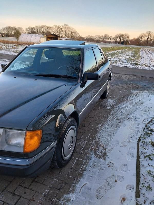 Gebraucht Mercedes E230 132 PS (97 kW) 1990 Schwarz Limousine