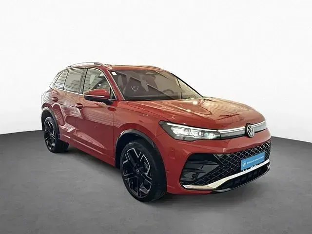 Gebraucht VW Tiguan R-line 272 PS (200 kW) 2025 Persimmon red metallic (metallic) SUV