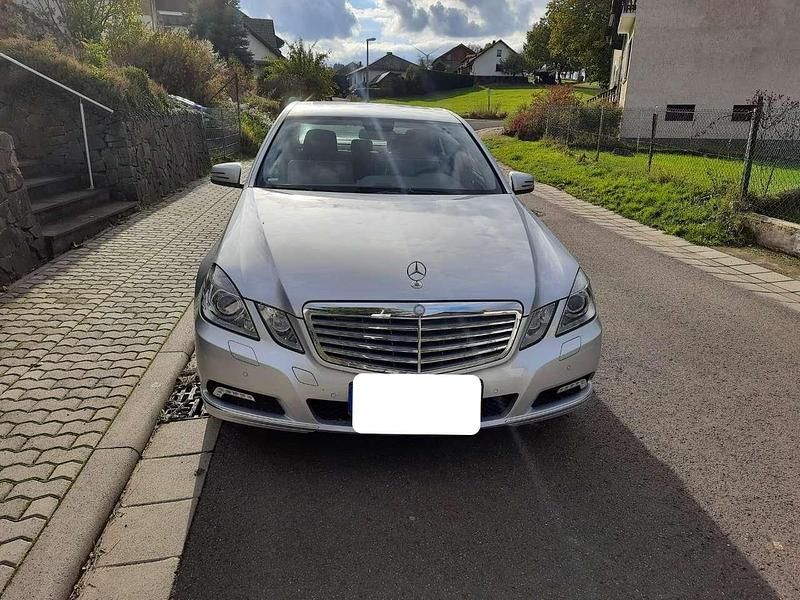 Silber Gebraucht 2009 Mercedes E350 Limousine | 10.500 € (Guter Preis) - Bild 1/4