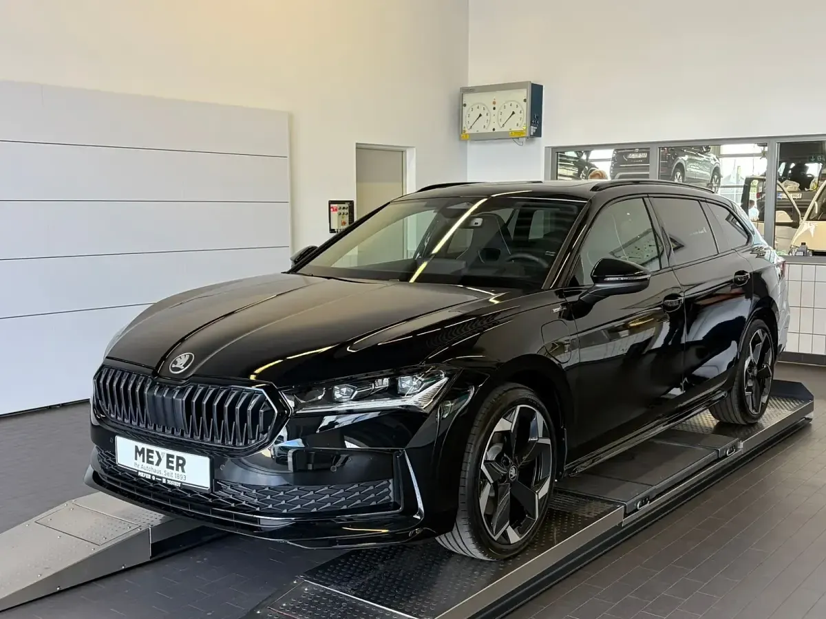 Neu Skoda Superb SportLine 204 PS (150 kW) 2026 Onyxschwarz metallic Kombi