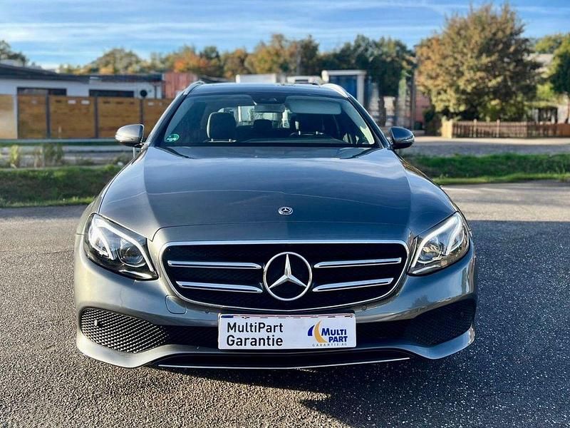 Grau Gebraucht 2019 Mercedes E200 Limousine | 24.999 € (Superpreis) - Bild 1/4