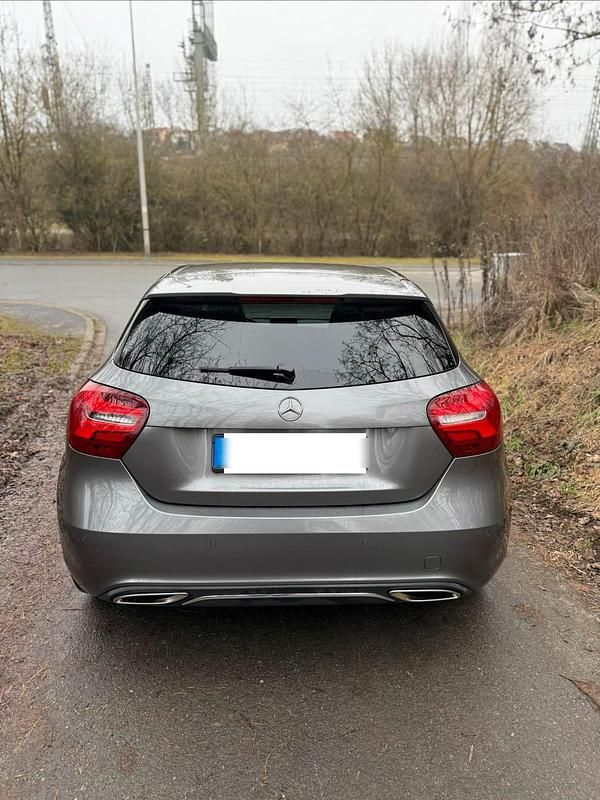 Gebraucht Mercedes A180 109 PS (80 kW) 2016 Grau Limousine