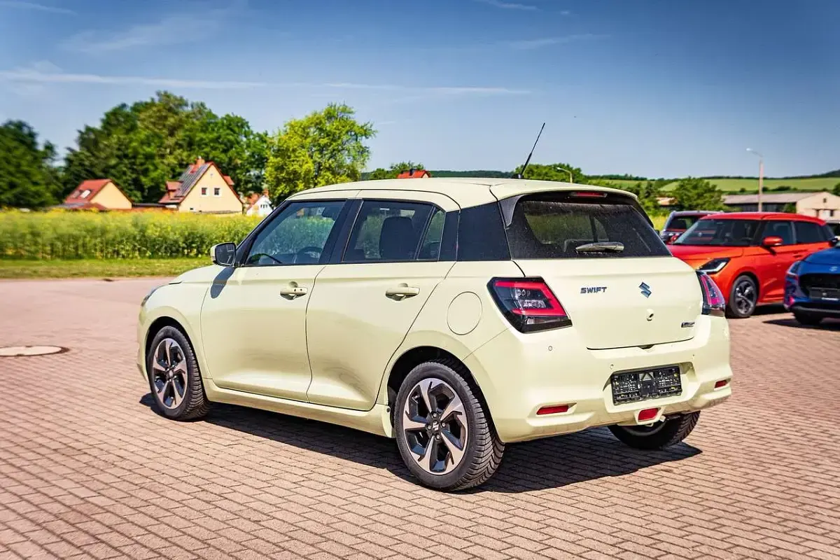 Gebraucht Suzuki Swift Comfort+ 83 PS (61 kW) 2024 Cool yellow metallic Kleinwagen