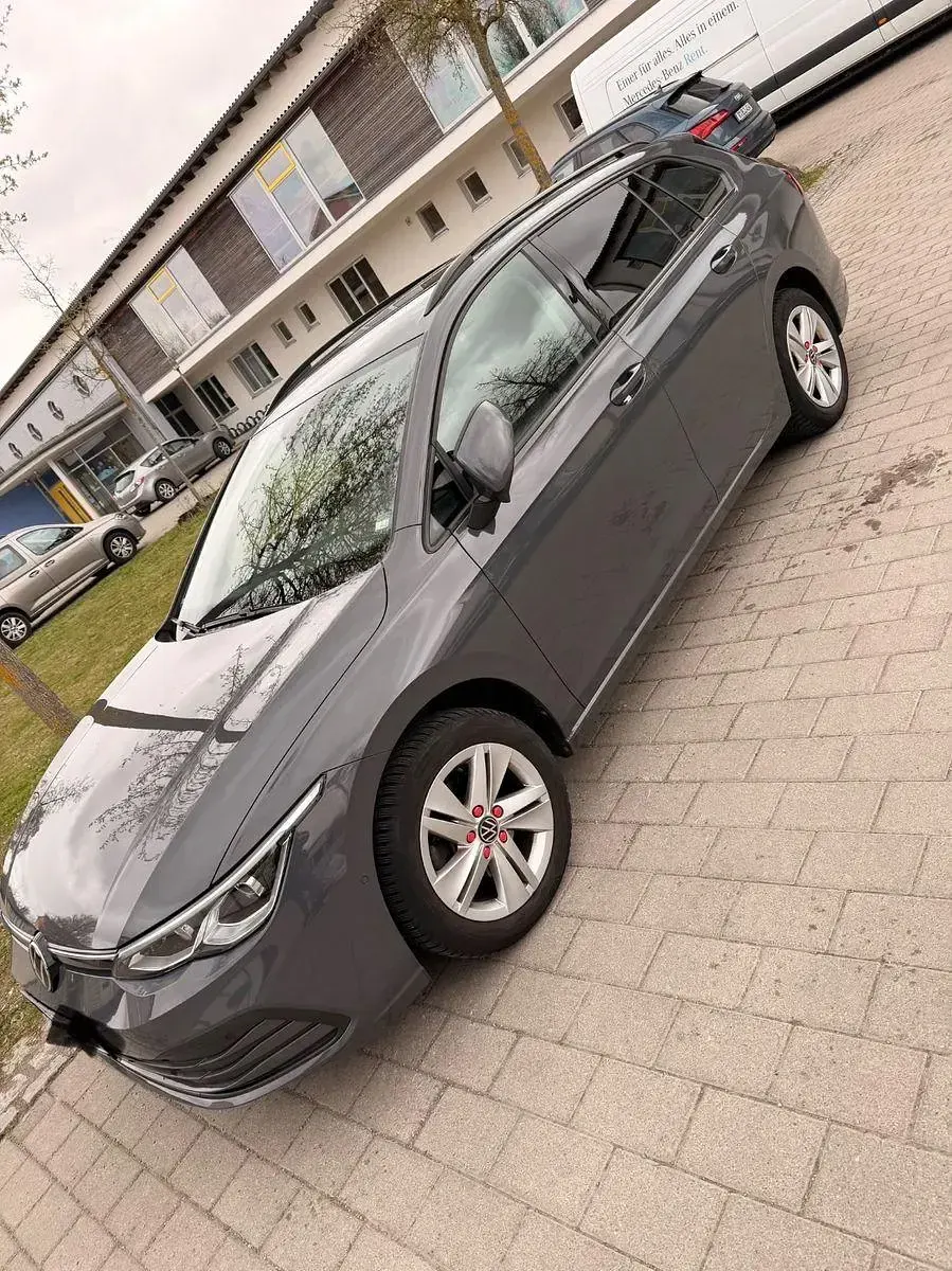 Gebraucht VW Golf VIII Life 131 PS (96 kW) 2021 Grau Kombi