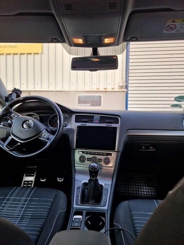 Weiß Gebraucht 2015 VW Golf VII Edition Limousine | 11.000 € (Fairer Preis) - Bild 1/4