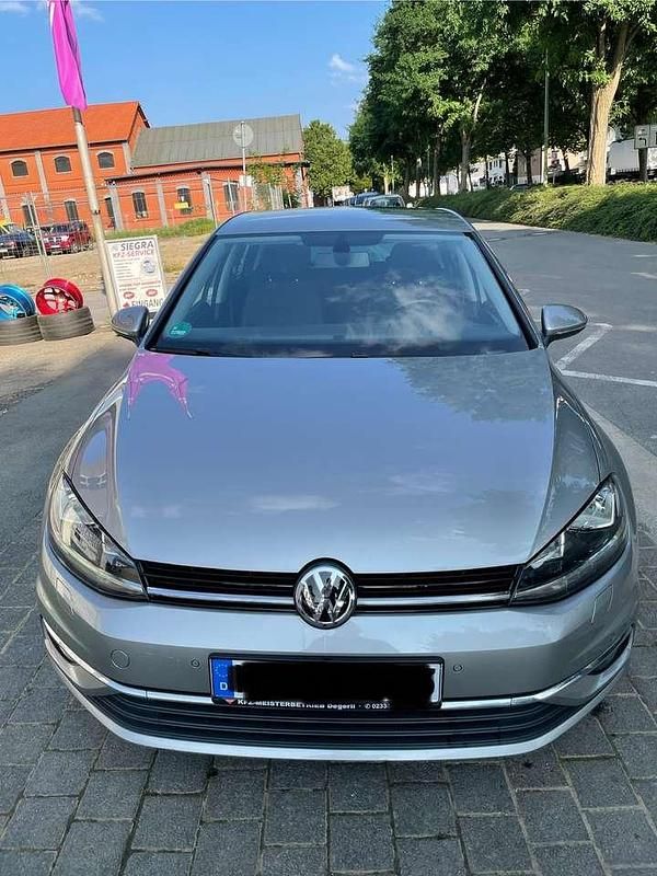 Grau Gebraucht 2017 VW Golf VII Comfortline Limousine | 8.200 € (Fairer Preis) - Bild 1/4