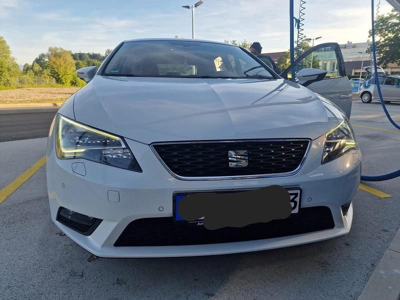 Weiß Gebraucht 2012 Seat Leon Limousine | 8.000 € (Teuer) - Bild 1/4