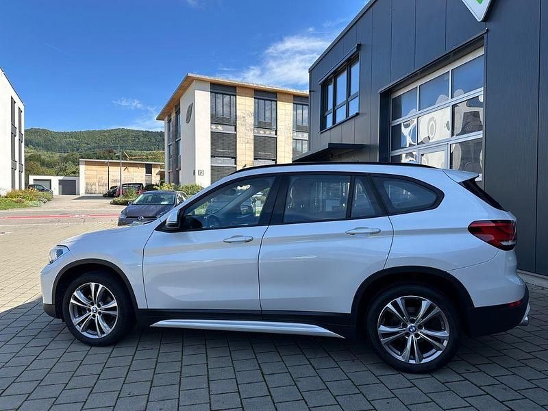 Mineralweiss Gebraucht 2020 BMW X1 Sport Line SUV | 19.490 € (Superpreis) - Bild 1/4