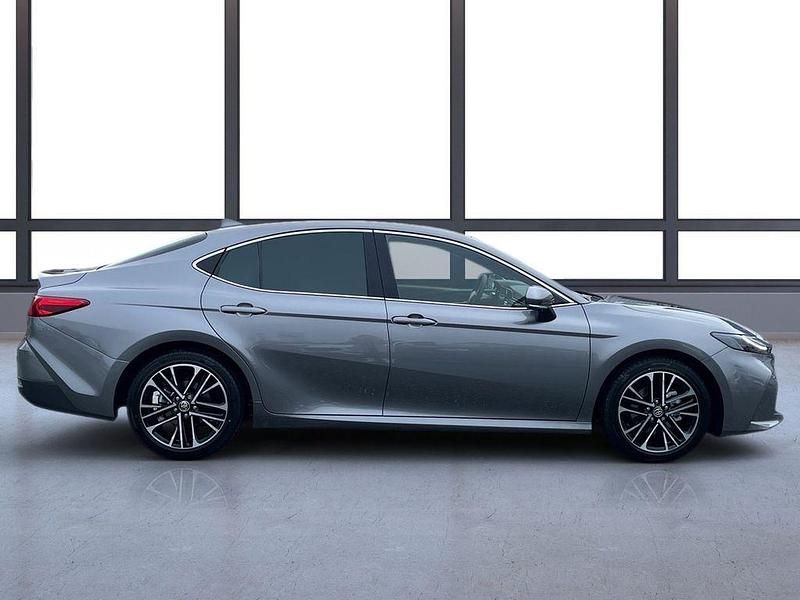 Neu Toyota Camry Executive 218 PS (160 kW) 2025 Platinum bronze met Limousine