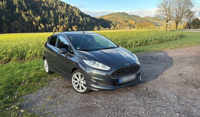 Grau Gebraucht 2013 Ford Fiesta Titanium Kleinwagen | 5.499 € (Fairer Preis) - Bild 1/4