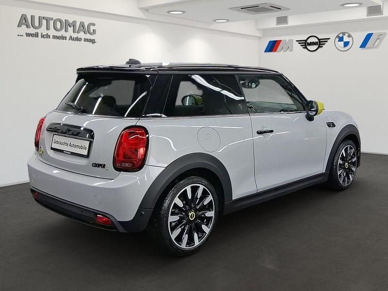 Gebraucht Mini Cooper SE Hatch 135 kW (184 PS) 2022 White silver Kleinwagen
