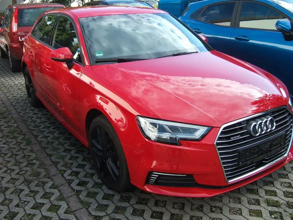Gebraucht Audi e-tron Sport 204 PS (150 kW) 2020 Rot SUV
