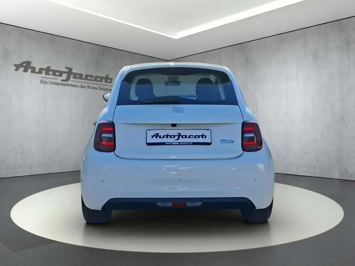 Gebraucht Fiat 500e 86 kW (118 PS) 2024 Colore esterno (arktis weiß) Limousine