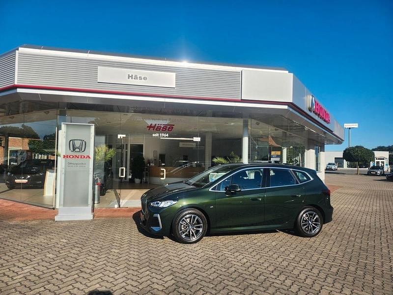 Grün Gebraucht 2023 BMW 218 Active Tourer M Sport Van / Kleinbus | 26.950 € (Guter Preis) - Bild 1/4