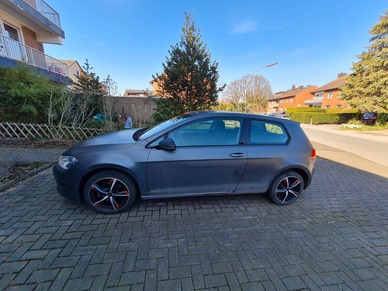 Grau Gebraucht 2016 VW Golf VII Trendline Limousine | 8.200 € (Superpreis) - Bild 1/4