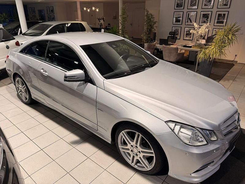 Silber Gebraucht 2012 Mercedes E220 AMG line Coupé | 16.999 € (Guter Preis) - Bild 1/4