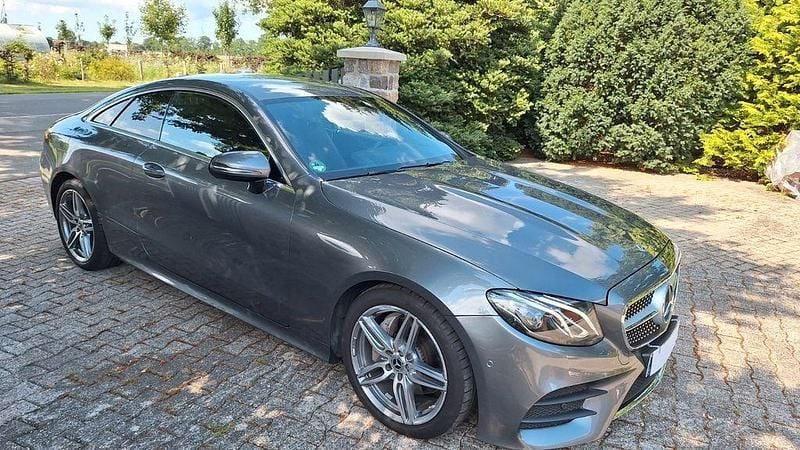 Grau Gebraucht 2016 Mercedes E200 AMG line Coupé | 29.500 € (Fairer Preis) - Bild 1/4