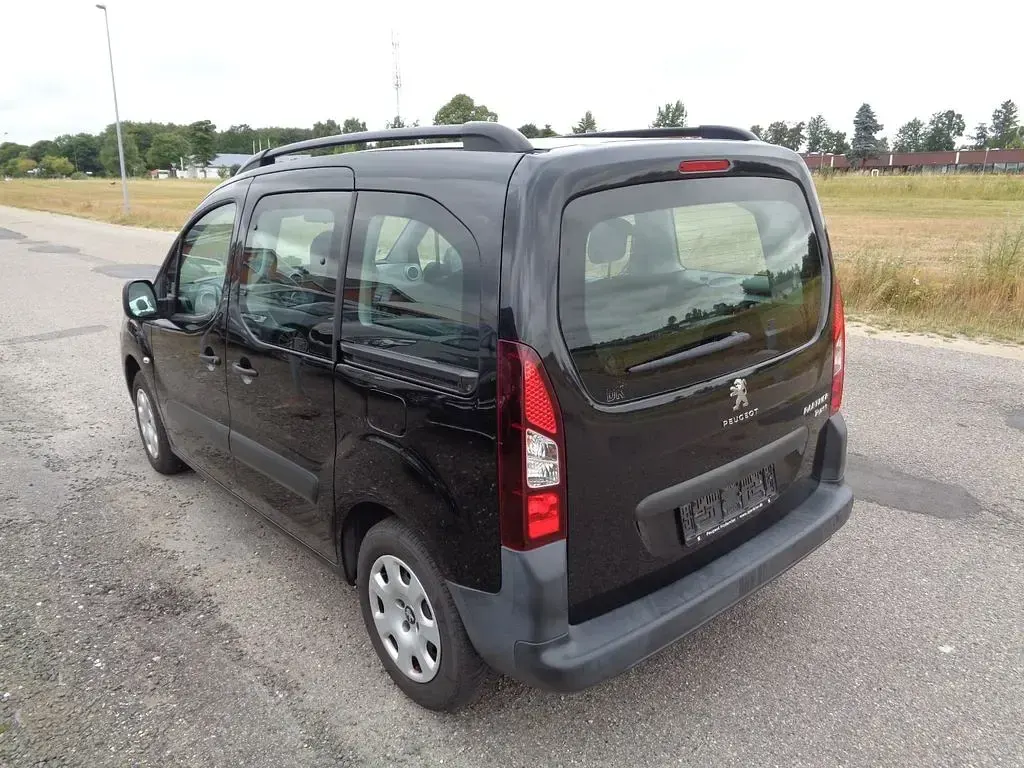 Gebraucht Peugeot Partner Tepee Active 98 PS (72 kW) 2017 Schwarz Van / Kleinbus