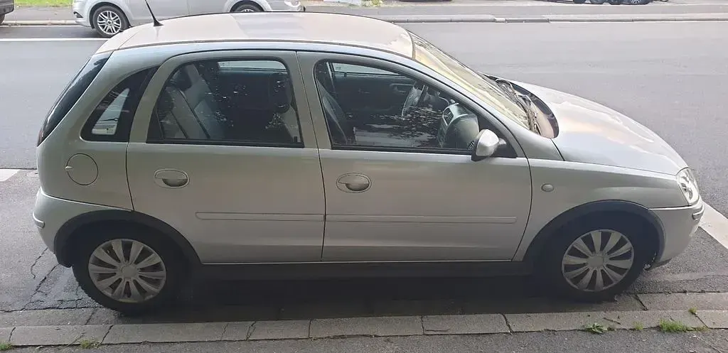 Używany Opel Corsa 69 KM (50 kW) 2005 Srebrny Hatchback