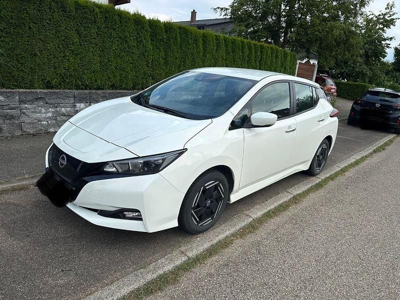 Weiß Gebraucht 2022 Nissan Leaf Acenta Kleinwagen | 14.900 € (Guter Preis) - Bild 1/4