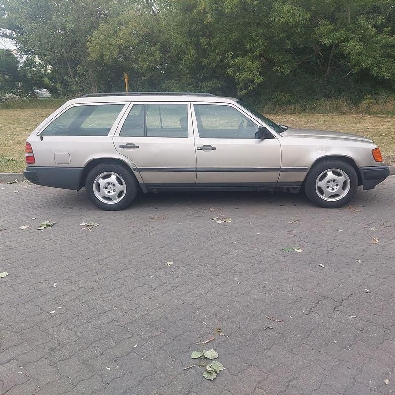 Beige Gebraucht 1989 Mercedes 230 Kombi | 3.900 € - Bild 1/4