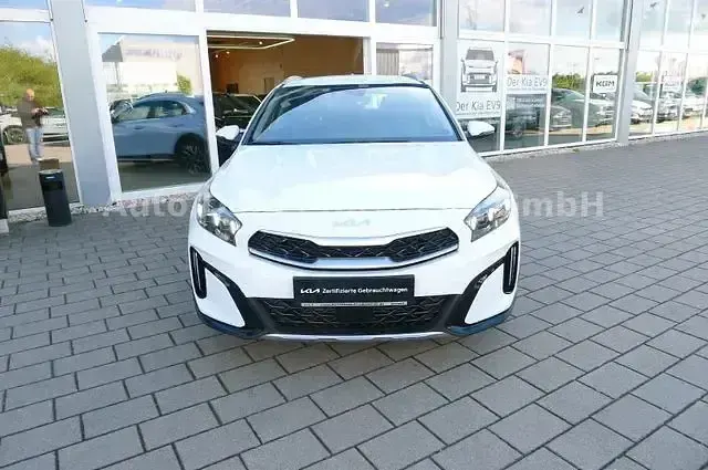 Gebraucht Kia XCeed Spirit 140 PS (102 kW) 2024 Carraraweiß (wd) SUV