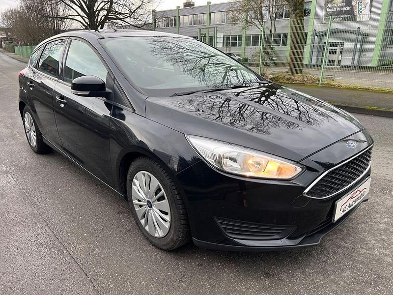 Gebraucht Ford Focus Trend 125 PS (91 kW) 2015 Schwarz Limousine