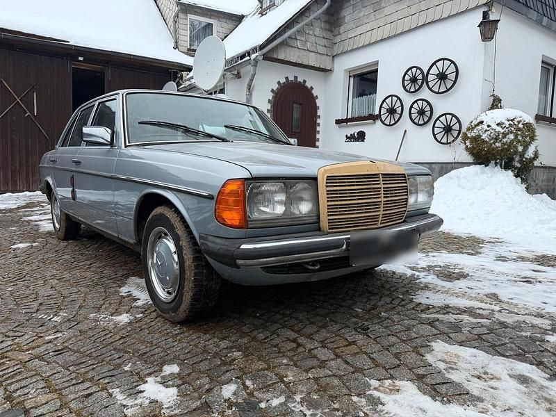 Gebraucht Mercedes E230 136 PS (100 kW) 1982 Blau Limousine