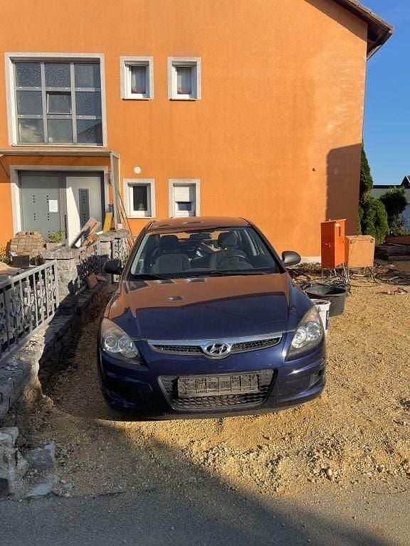 Blau Gebraucht 2010 Hyundai i30 Classic Limousine | 1.000 € (Superpreis) - Bild 1/4