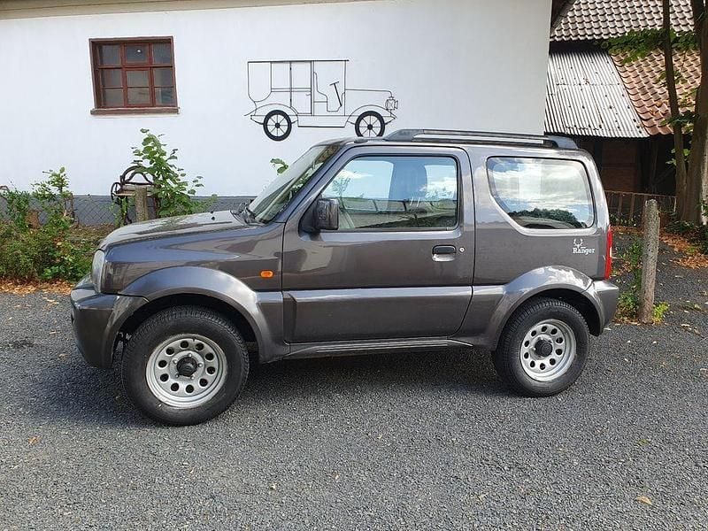 Grau Gebraucht 2012 Suzuki Jimny SUV | 7.333 € (Fairer Preis) - Bild 1/4