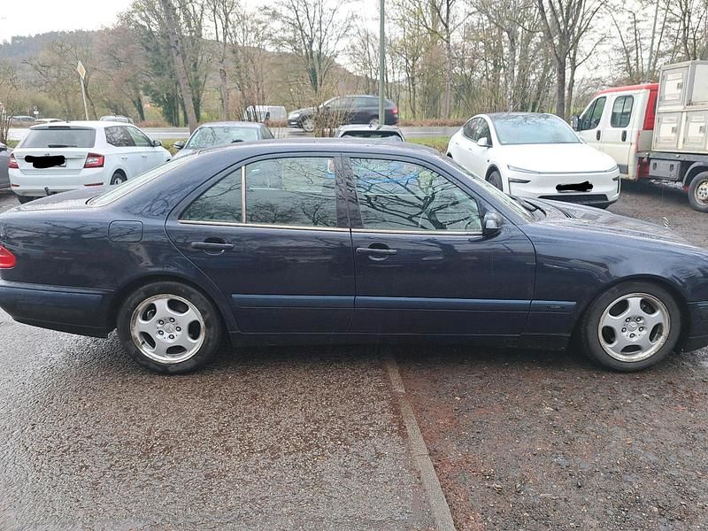 Gebraucht Mercedes E220 142 PS (104 kW) 2001 Blau Limousine