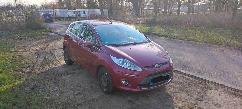 Gebraucht Ford Fiesta Titanium 75 PS (55 kW) 2010 Rot Kleinwagen
