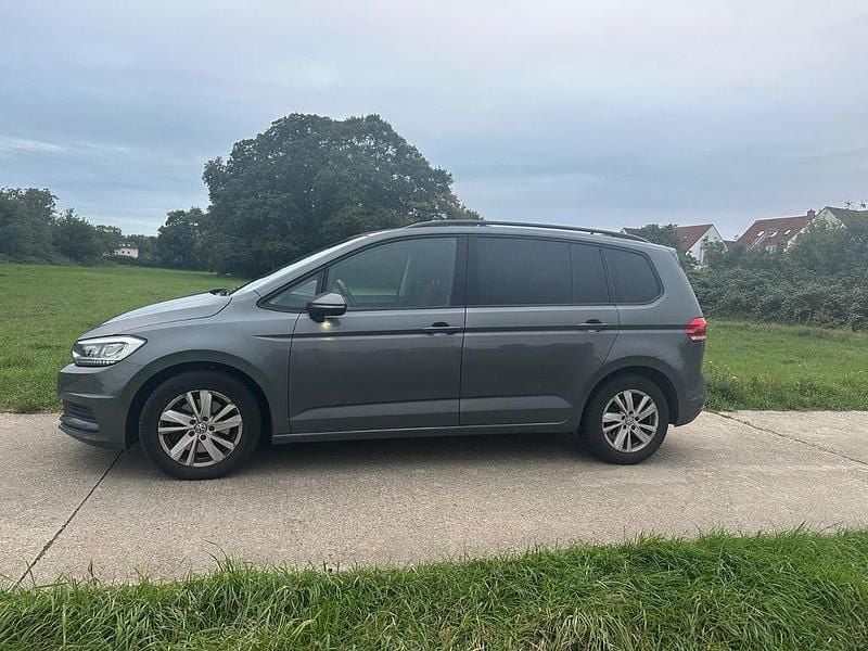 Grau Gebraucht 2020 VW Touran Van / Kleinbus | 22.999 € (Guter Preis) - Bild 1/3