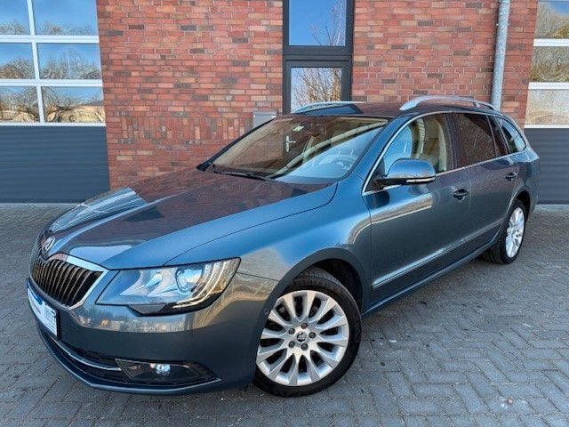 Grau Gebraucht 2014 Skoda Superb Limousine | 7.950 € (Superpreis) - Bild 1/4