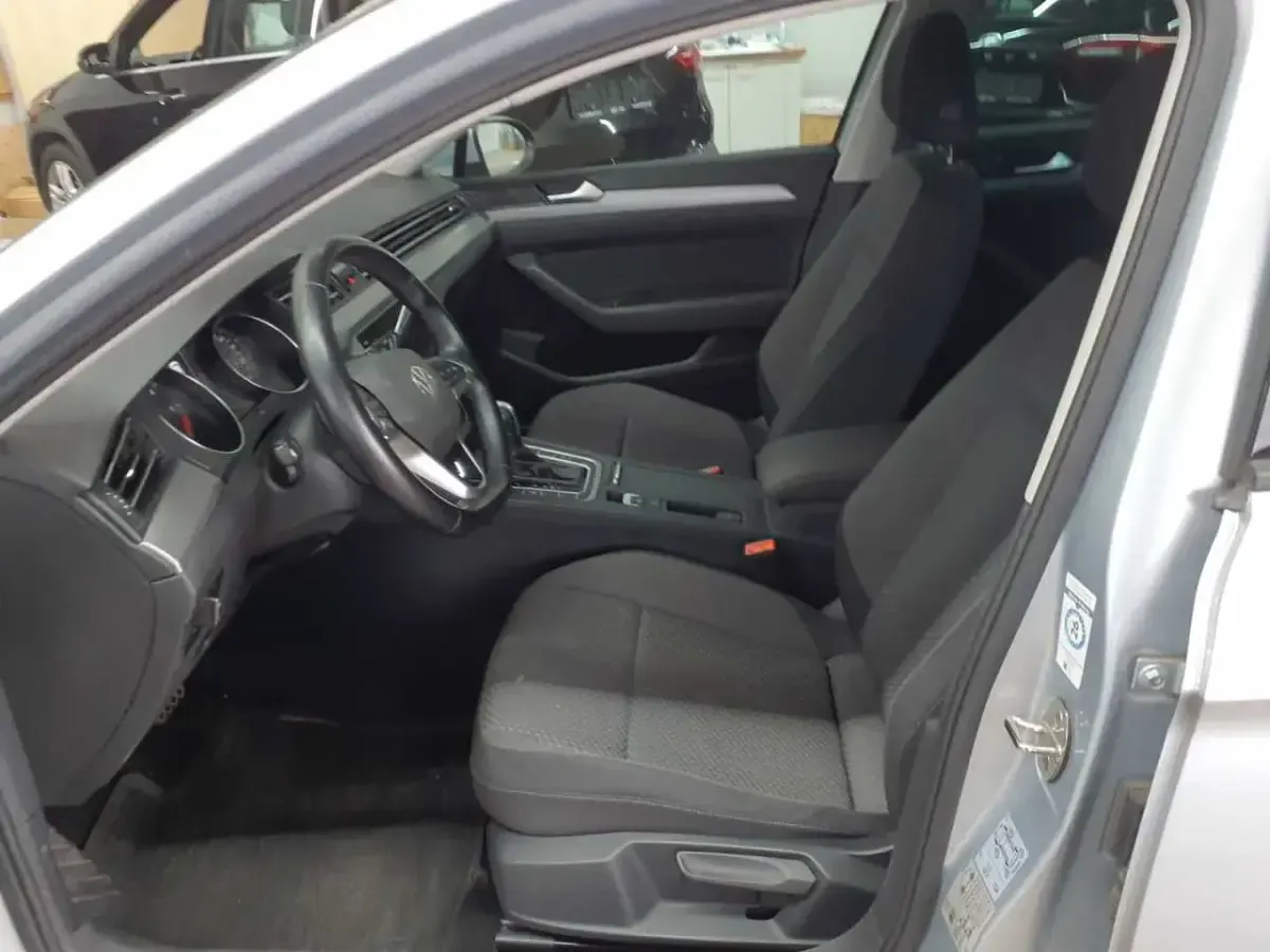 Gebraucht VW Passat Conceptline 150 PS (110 kW) 2022 Scale silver metallic Kombi