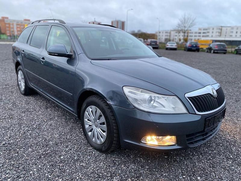 Gebraucht Skoda Octavia Ambiente 105 PS (77 kW) 2010 Grau Limousine