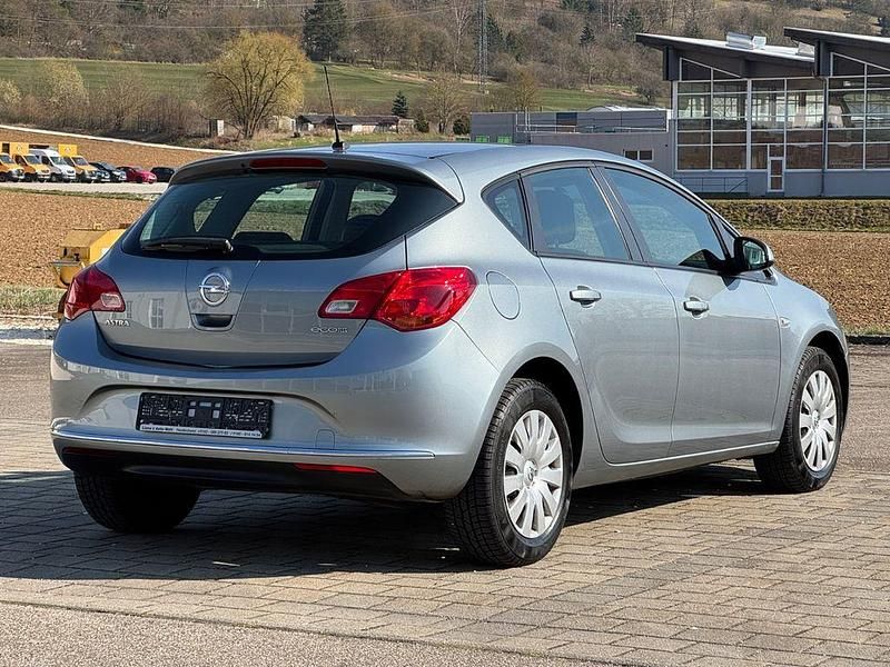 Gebraucht Opel Astra Selection 101 PS (74 kW) 2013 Silber Limousine