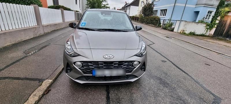 Grau Gebraucht 2021 Hyundai i10 Kleinwagen | 12.800 € (Guter Preis) - Bild 1/4