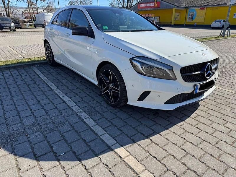 Gebraucht Mercedes A180 122 PS (89 kW) 2016 Weiß Limousine