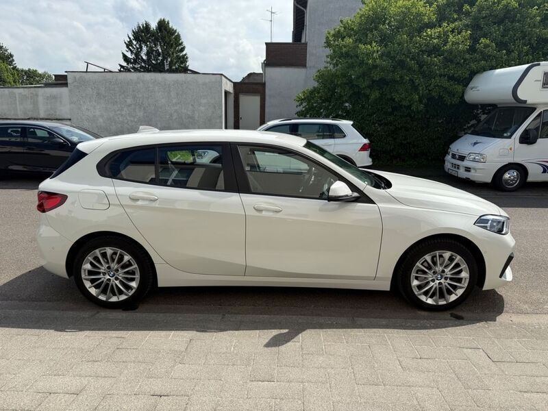 Weiß Gebraucht 2021 BMW 118 Sport Line Kleinwagen | 20.900 € (Fairer Preis) - Bild 1/4