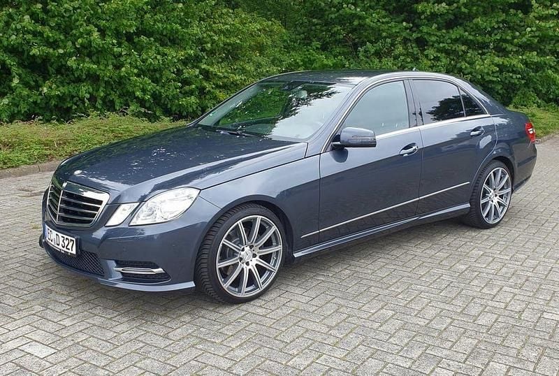 Grau Gebraucht 2013 Mercedes E200 Avantgarde Limousine | 10.000 € (Guter Preis) - Bild 1/4