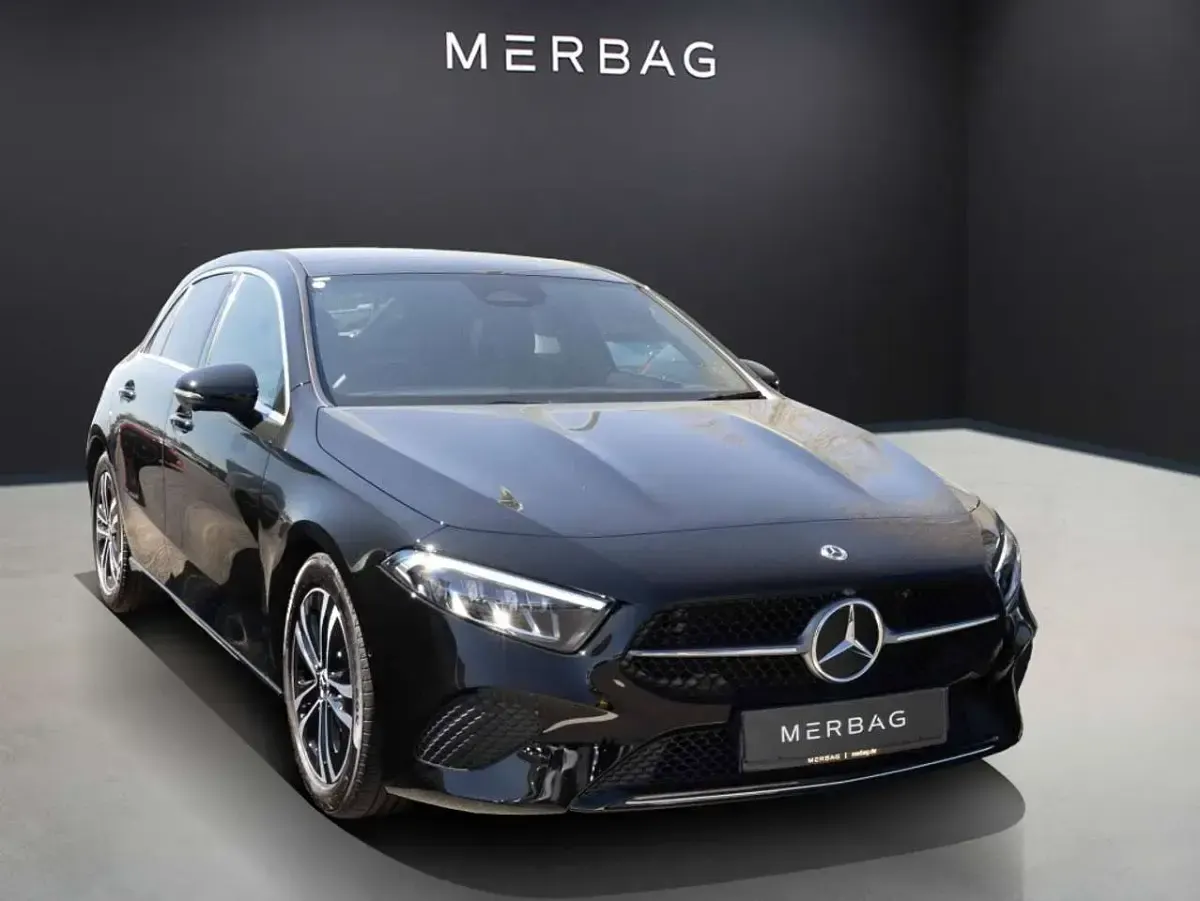 Gebraucht Mercedes A180 136 PS (100 kW) 2025 Schwarz Limousine