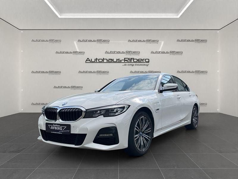 Alpinweiss iii Gebraucht 2021 BMW 330e M Sport Limousine | 26.790 € (Fairer Preis) - Bild 1/4