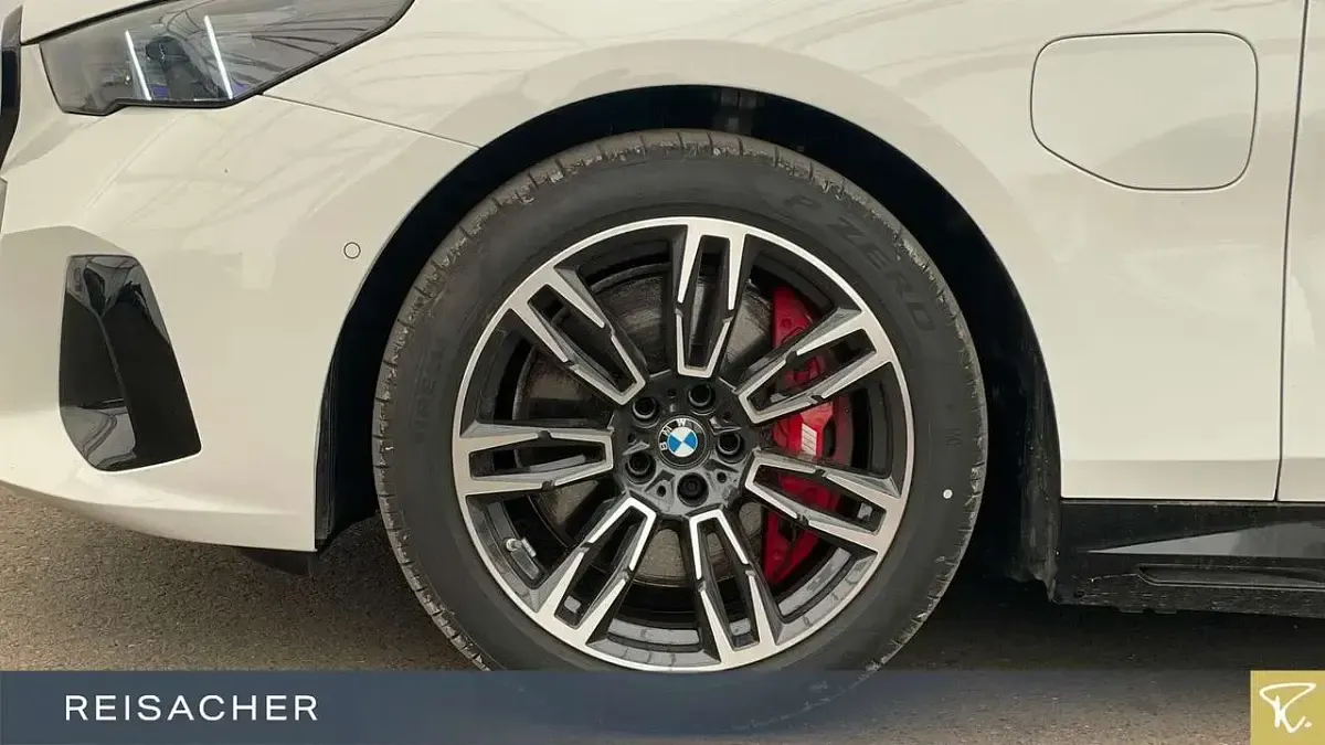 Gebraucht BMW 550e Sport Line 490 PS (360 kW) 2025 Alpinweiß uni Kombi